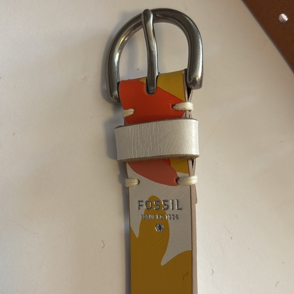 FOSSIL…Colorful Floral Belt with Silver Buckle
Size Medium…NWTS…41” in length - Picture 2 of 7
